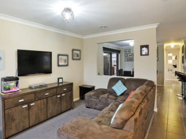 Near new beauty in a quiet court at walking distance from Kinder, School & Lake in Lara