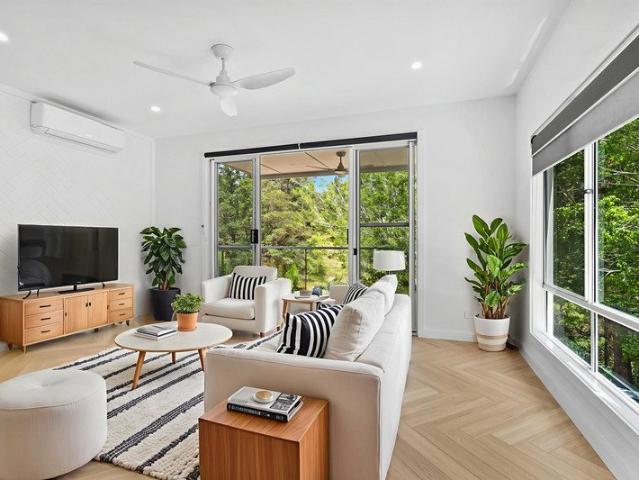 Near New Bonogin Beauty Modern, Private & Ready to Move In