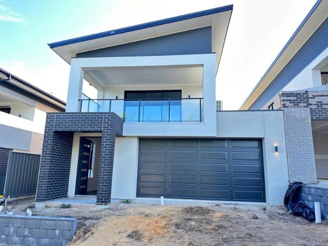 Near new build with only a short walk or drive into Victor Harbor or the Beach!