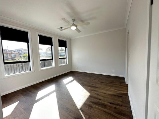Near new build with only a short walk or drive into Victor Harbor or the Beach!