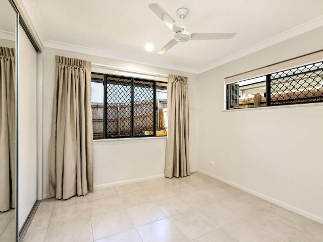 NEAR NEW Contemporary 2 bedroom Executive Unit