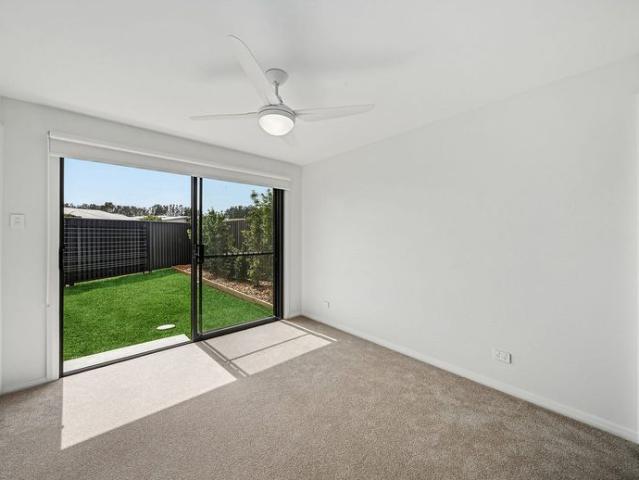 Near new contemporary, in beautiful Lake Cathie
