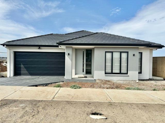 Near New conveniently located family home in Mambourin For Lease