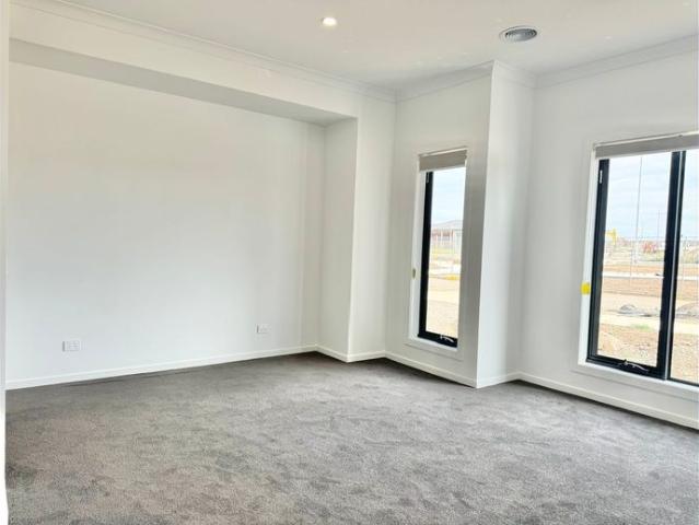 Near New conveniently located family home in Mambourin For Lease