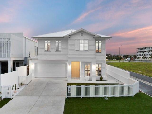 Near New & Generously Proportioned Beachside Family Home. Central Location
