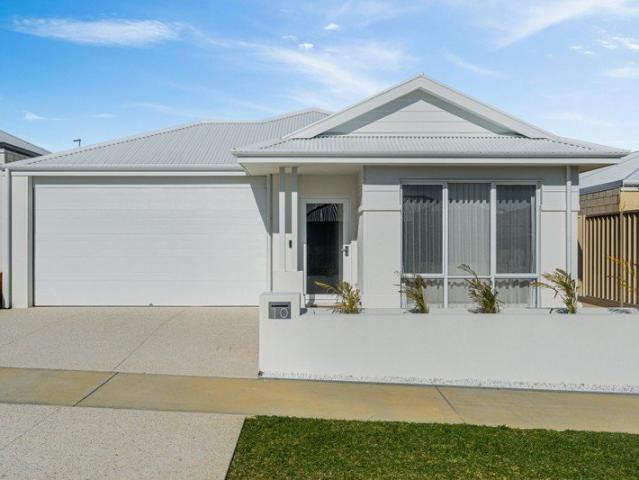 Near New Coastal Living in the Heart of Coogee