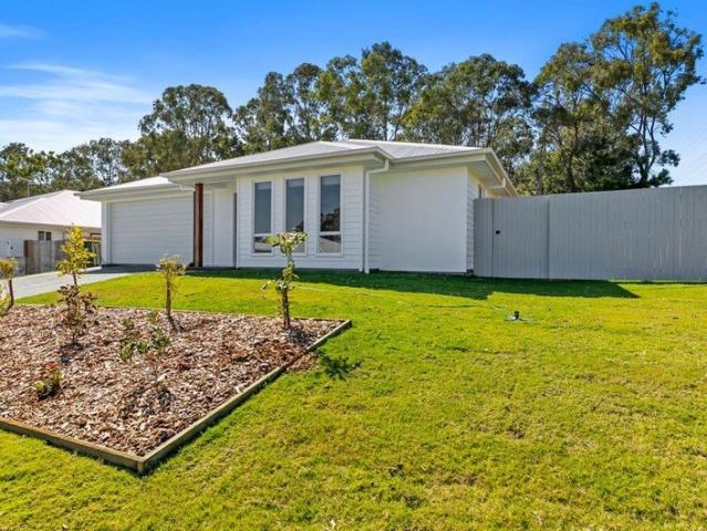 Near New Coastal Living in the Heart of Torquay