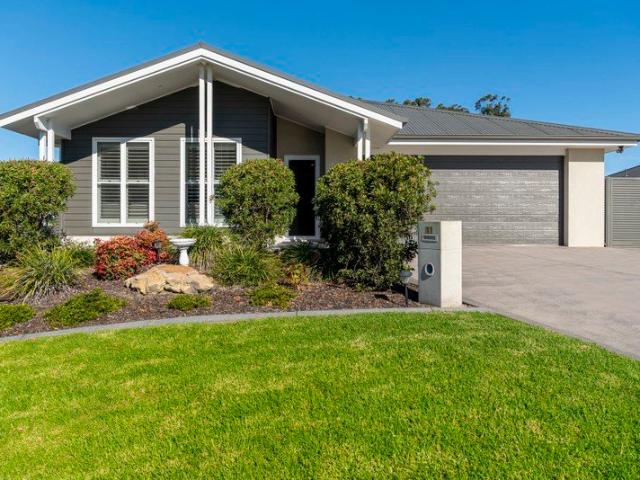 Near New Coastal Living in Narrawallee's Blue Ribbon Dress Circle