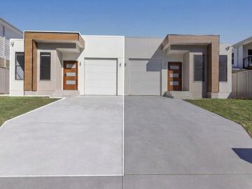 Near New Duplex, Opposite Beach Access and Close to Country Club No Strata Fees