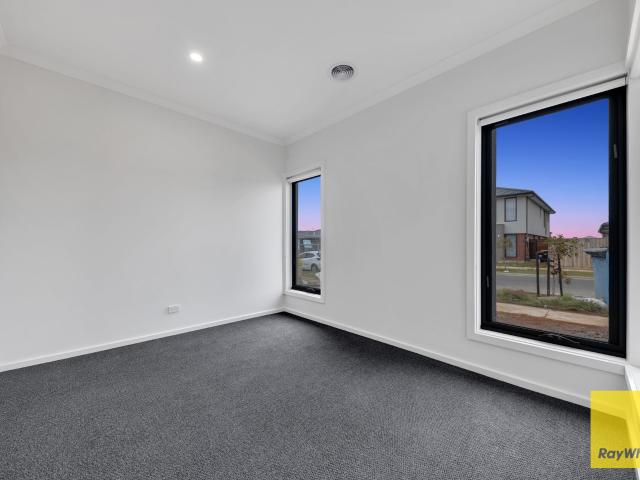 NEAR NEW ELEGANT FAMILY HOME FOR RENT!