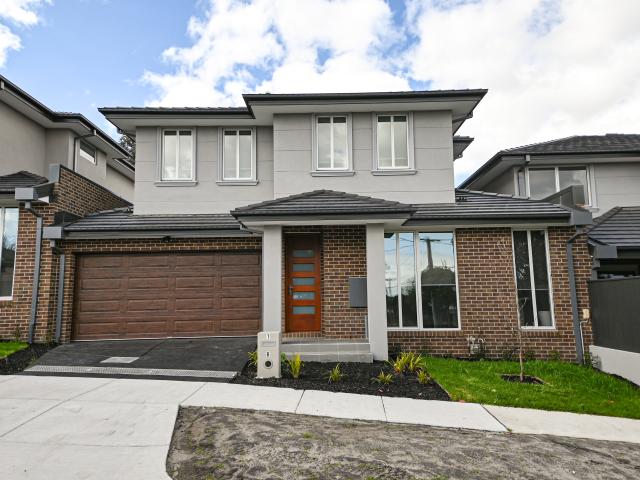 NEAR NEW EXCLUSIVE TOWNHOUSE LIVING!