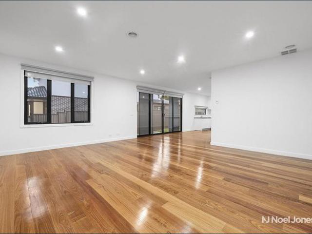 Near New Executive Townhouse in Prime Ringwood Position