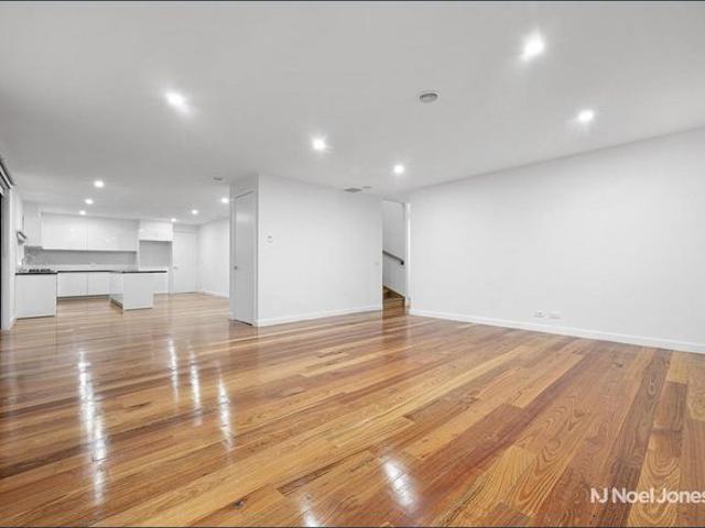 Near New Executive Townhouse in Prime Ringwood Position