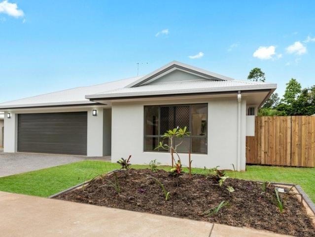 NEAR NEW, EXECUTIVE VILLA IN SOUGHT AFTER LOCATION!