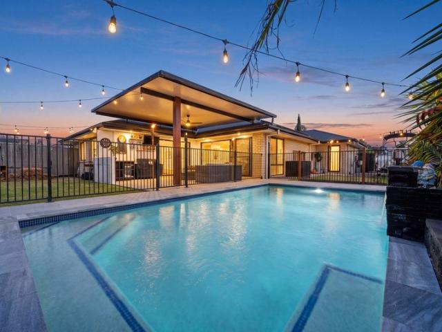 NEAR NEW FAMILY ENTERTAINER POOL, CINEMA & INCREDIBLE OUTDOOR LIVING