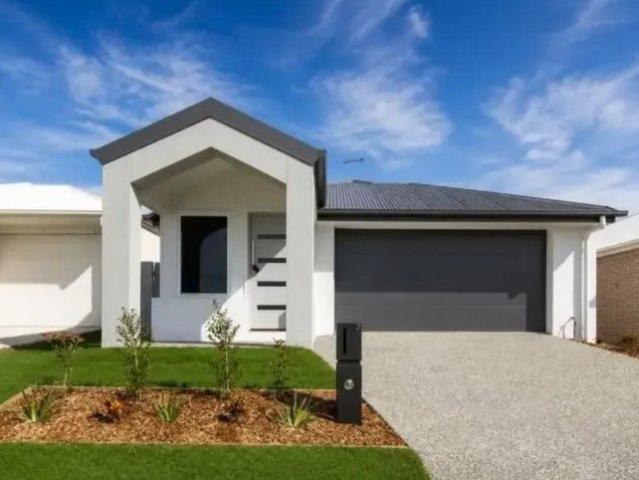 Near New Family Home in the Heart of Flagstone