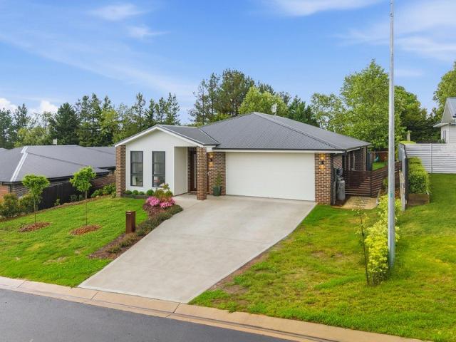 Near New Family Home in a Quiet Cul de Sac with Mt Duval Views