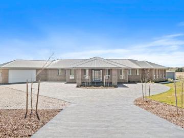 Near new family home in a spectacular setting