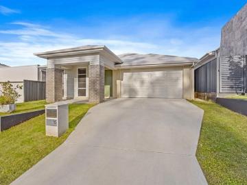 Near New Family Home In Sought After Skyridge Estate!