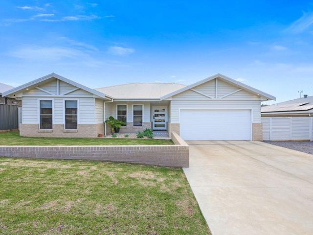Near New Family Living in Eagle View Estate