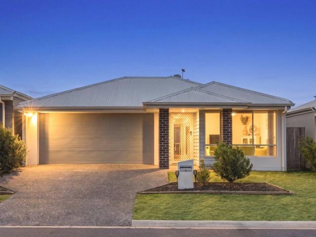 Near New Flawless Family Living in Freshwater Estate