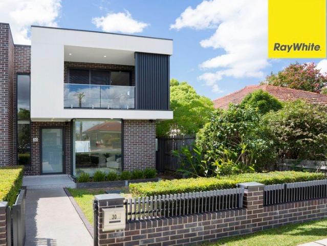 NEAR NEW FULL BRICK LUXURIOUS DUPLEX