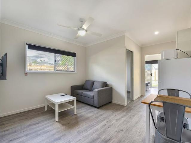 NEAR NEW FULLY FURNISHED, DESIGNER STUDIO APARTMENT – BILLS INCLUDED!