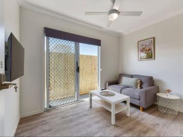 NEAR NEW FULLY FURNISHED, DESIGNER STUDIO APARTMENT – BILLS INCLUDED!