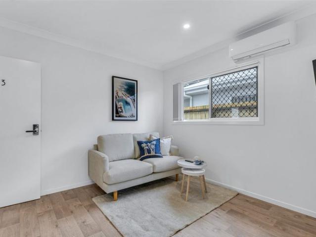 NEAR NEW FULLY FURNISHED OXLEY STUDIOS