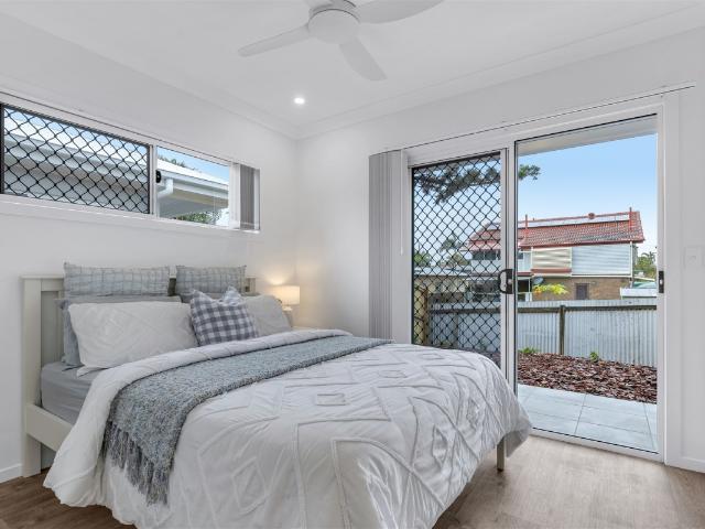 NEAR NEW FULLY FURNISHED OXLEY STUDIOS GREAT LOCATION