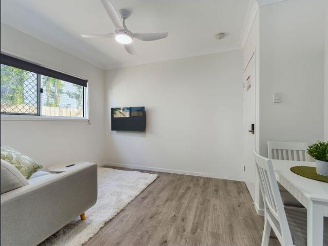 NEAR NEW FULLY FURNISHED, STUDIO APARTMENT – BILLS INCLUDED!