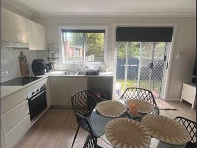 Near new granny flat in great location