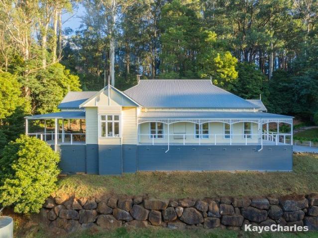 Near New Harkaway Home Framed by Spectacular Vistas