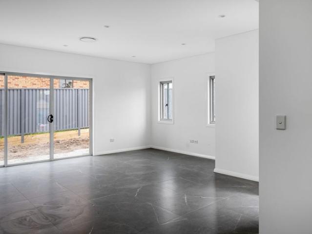 Near New House Sized Luxury Townhouse