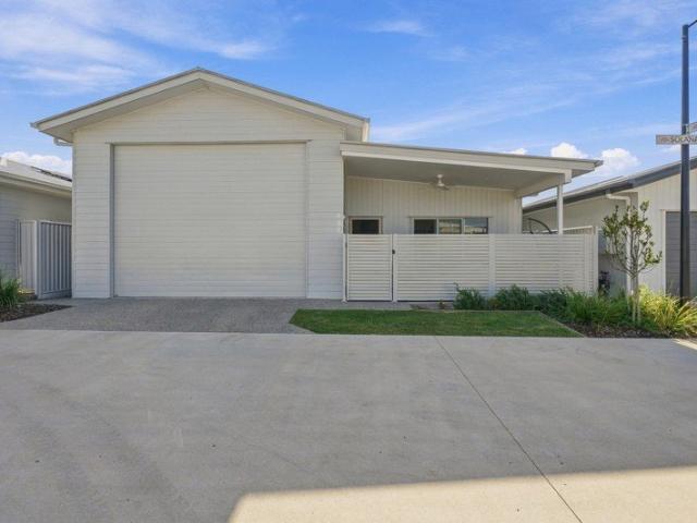 NEAR NEW + HUGE RV GARAGE SOLANA HERVEY BAY