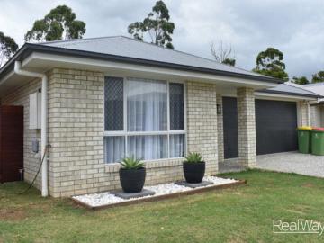 Near New in Deebing Heights Don't Miss out