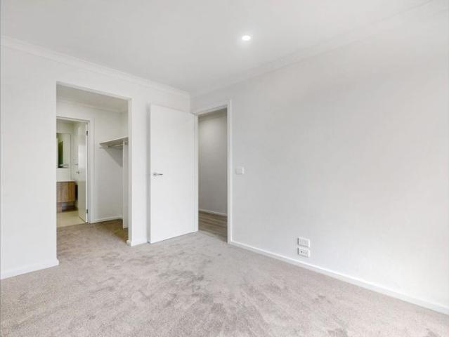 NEAR NEW IN FIVE FARMS WITH ACCESS TO CLUB FACILITIES!