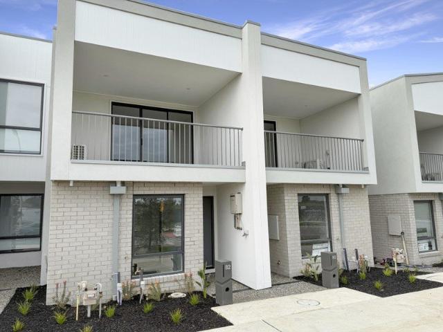 NEAR NEW IN FIVE FARMS WITH ACCESS TO CLUB FACILITIES!