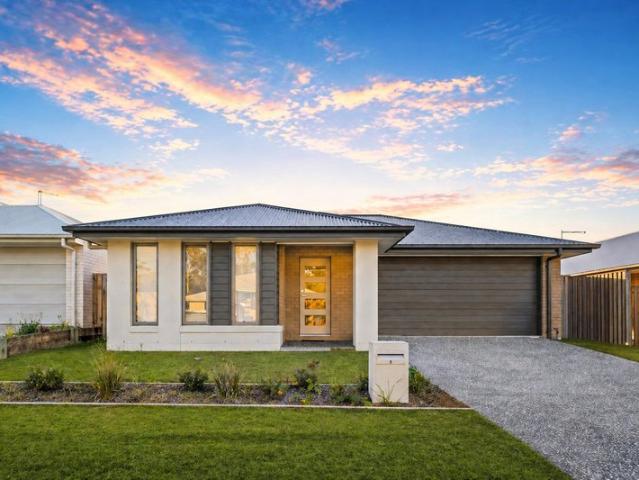Near New Living in Covella Move Straight In & Enjoy