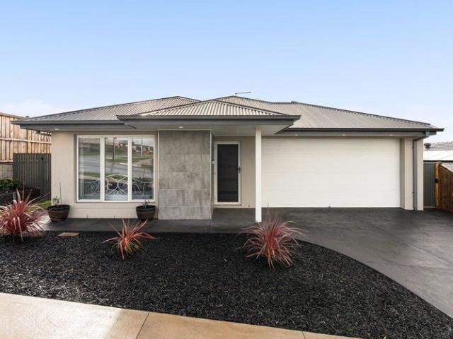 Near New Living in Waterford Rise Invest or Move In