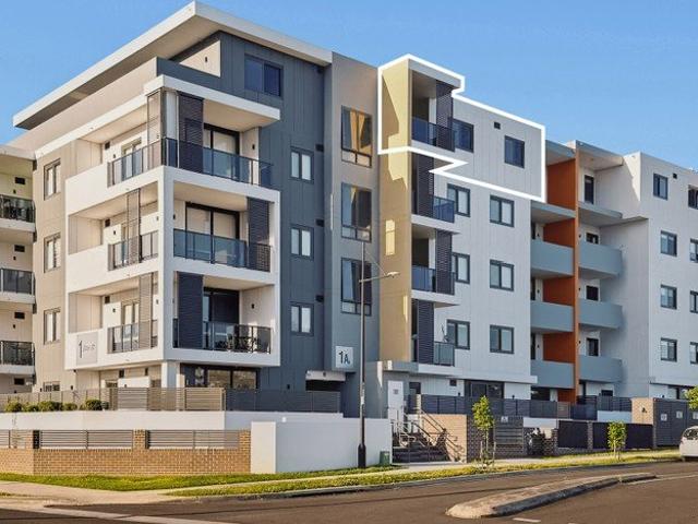 Near New Living with Walk to Schofields Station