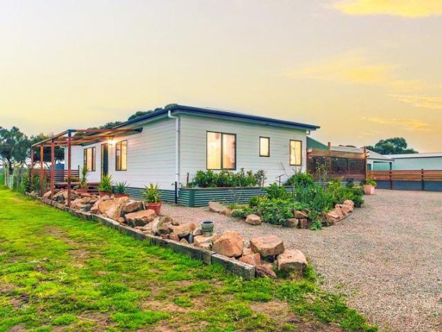 Near new living with self sufficient lifestyle appeal