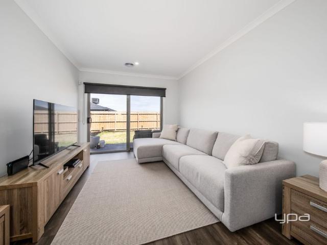 NEAR NEW & LOW MAINTENANCE LIVING