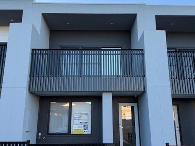 Near New, Low maintenance Townhouse!