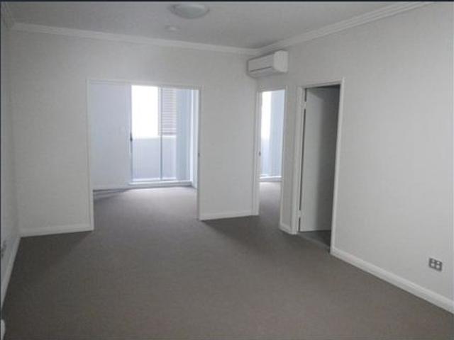 Near new luxury 1 bedroom +1 study apartment