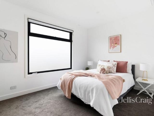 Near New Luxury in Convenient College Zone Position