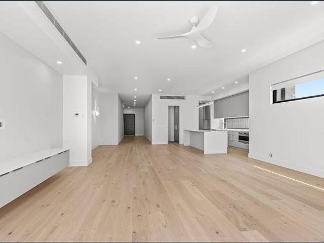 NEAR NEW LUXURY TOWNHOUSE IN PRIVATE CUL DE SAC