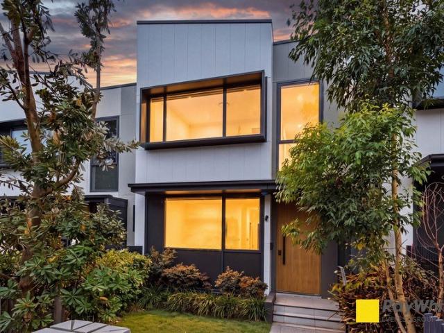 Near New Meriton Townhouse with Premium Features