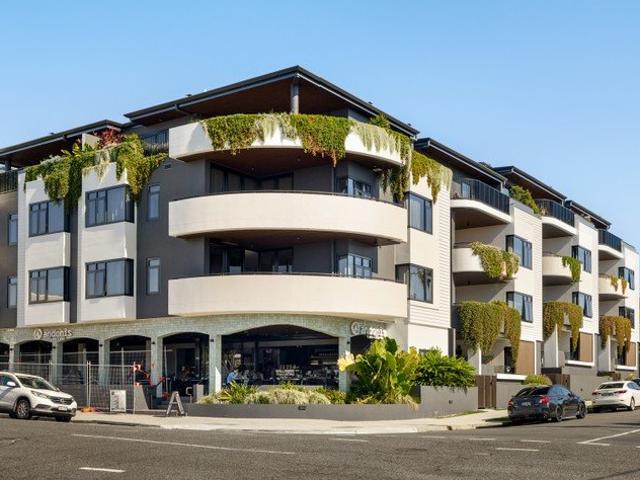 Near new modern 2 bed/2 bath apartment!