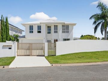 Near New Modern Family Luxury in Prestigious Clear Island Waters